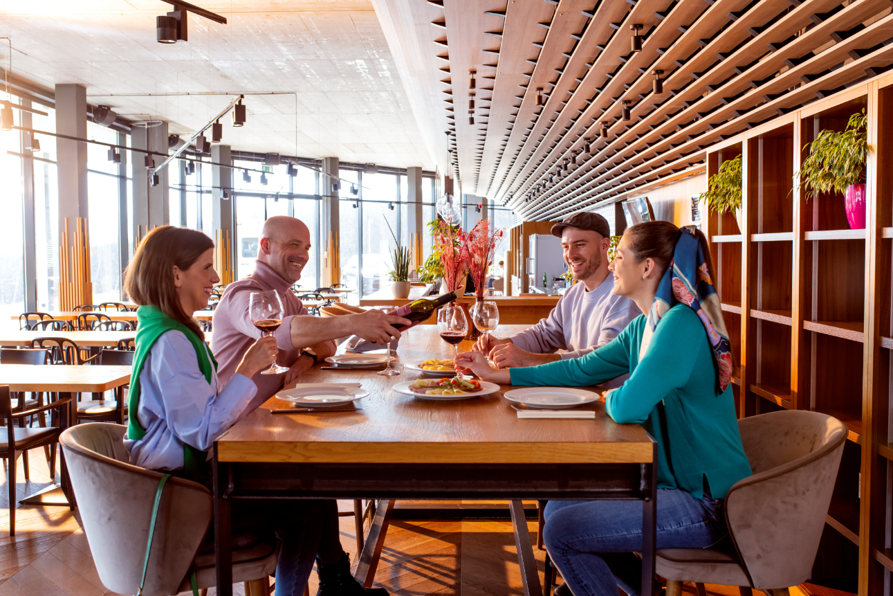 bb_22tavasz_szekszC3A1rd_lajer_kC3B3stolC3B3azC3A9tteremben_2