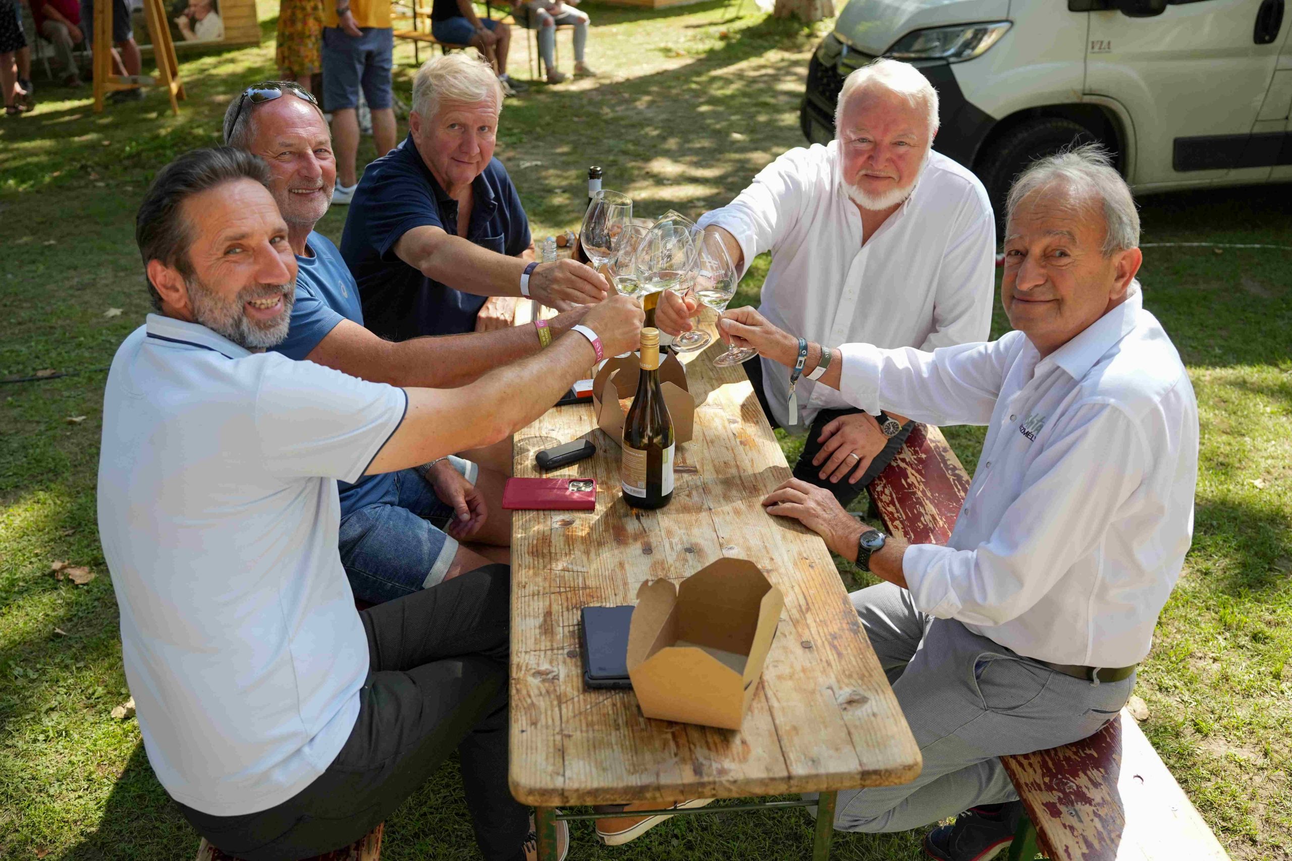 kisebb-a_tatai_svC3A9t_rendezvC3A9nyen_az_egyesC3BCleti_tagok_szemC3A9lyesen_kC3B3stoltatjC3A1k_boraikat_-_vagy_C3A9ppen_kC3B3stoljC3A1k_meg_egymC3A1sC3A9t_fotC3B3__busC3A1k_attila