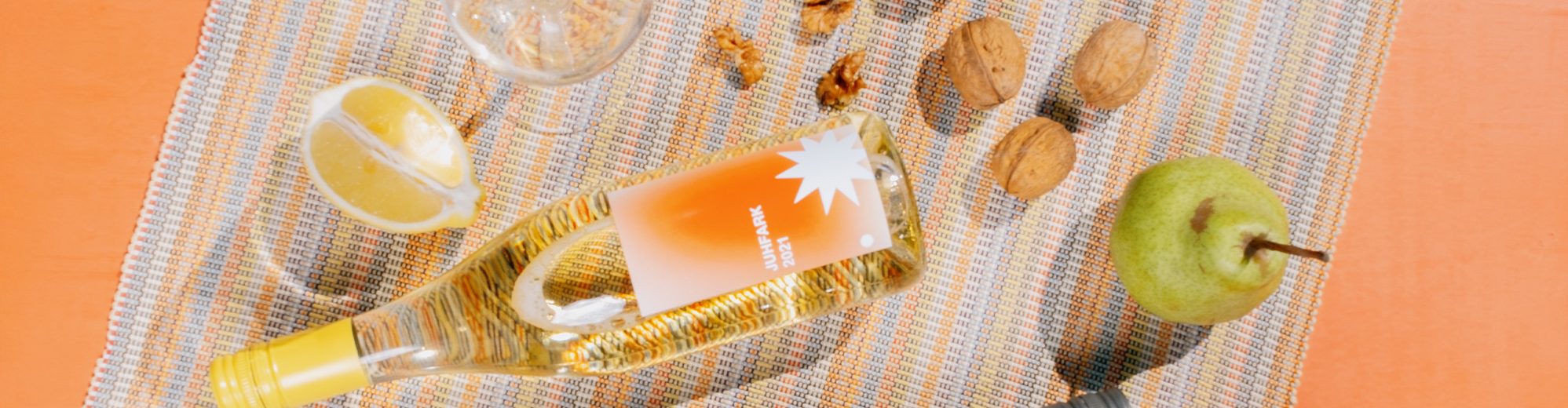 Fehérbor fekvő hero