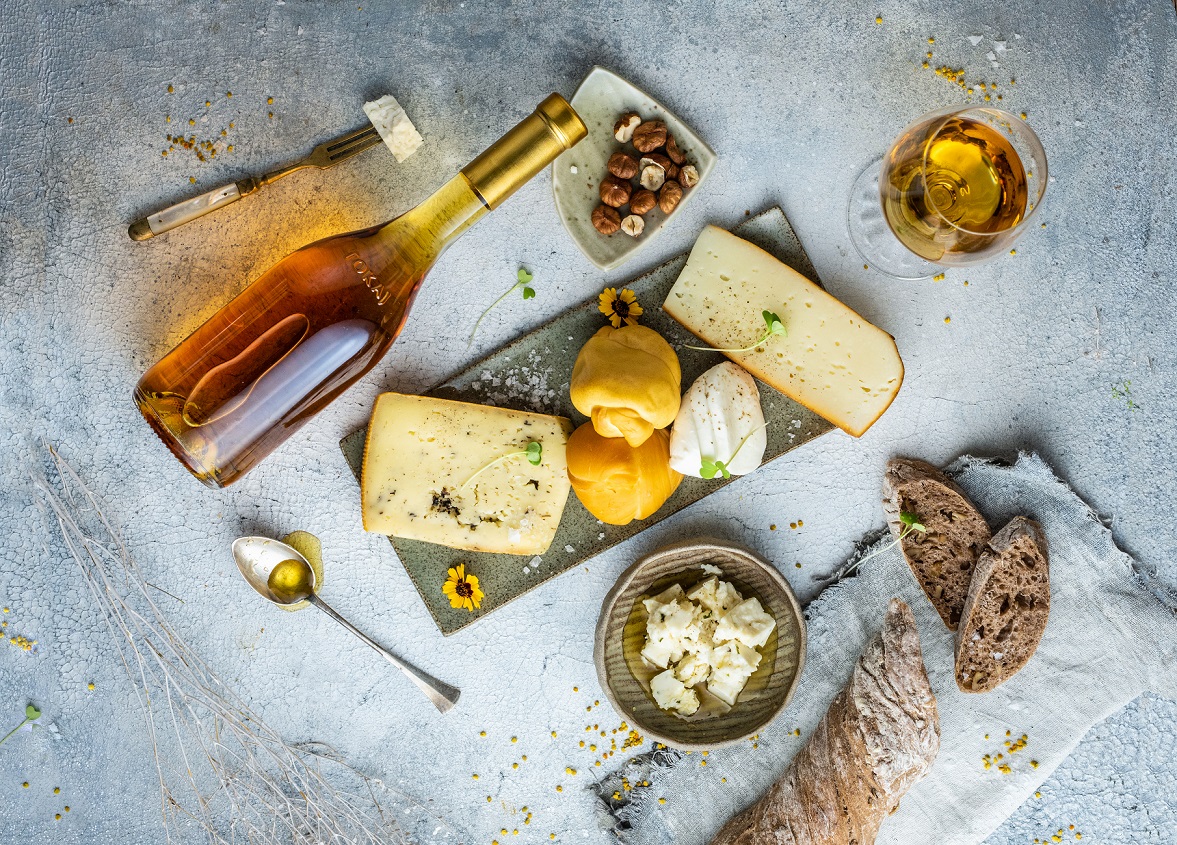 kézműves_sajttál_tokaji_aszúval